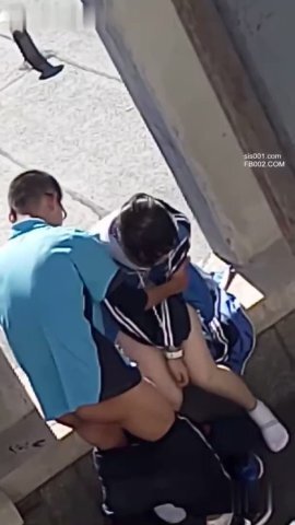 กลางวันแสกๆ นักเรียนแอบเย็ดกันข้างตึก