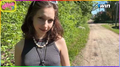 เจอนักเรียนสาวชาวยูเครน  Ukrainian Schoolgirl  ยืนเปลี่ยวอยู่ข้างทาง เลยชวนมาถ่ายคลิปโป๊แลกเงิน 500 ดอลล่า