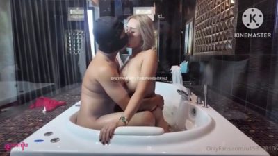 คลิปหลุดOnlyfans Tickswg เจ๊ติ๊กนัดหนุ่มขี้เงี่ยนมาล่อเสียวลงอ่างเล้าโลมกันเด็ดๆ จับกระดอโม๊คให้รัวๆก่อนโดนจับกระแทกหีเย็ดรัวๆจนน้ำแตก