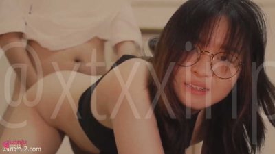 คลิปหลุด xtxxinp รุ่นขาวหมวยใส่แว่นน่ารักโดนเย็ดหีท่าหมาคาชุดแบบเสียวๆ จับกระแทกรัวๆจนน้ำแตกร้องครางออกมาอย่างลั่นเลย