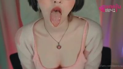 คลิปหลุดน้องกวาง 18+ เดียร์ลอง โอนลี่แฟน Deerlong สาวแว่นสุดสวย ถกเสื้อโชว์นม ลีลาโครตเด็ด ไม่เซ็นเซอร์หัวนม ชูชันน่าดูดสุดๆเลย