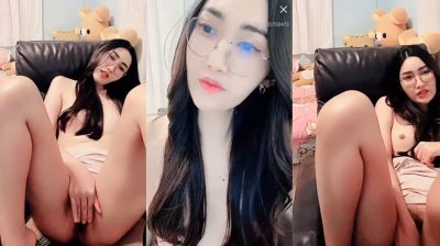 คลิปหลุดสาวแว่นสุดอึ๋ม IDX-53700473 ไลฟ์สดในกลุ่มลับ แหวกขาโชว์หีหน้ากล้องในไลฟ์ ก่อนจะเขี่ยไปเล่นโทรศัพท์ไปเพลินๆ