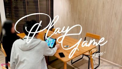 คลิปหลุดโอลี่แฟน giegygee น้องจีจี้เล่นเกมกับแฟนแล้วเจอจับเย็ดแบบเสียวๆ จับแหกขากระแทกหีบนโต๊ะรัวๆแบบไม่ยั้งจนน้ำแตกร้องครางลั่น