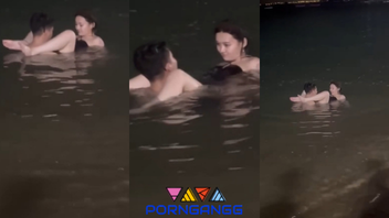 คลิปหลุดฉาวมาใหม่ VK XXX สองผัวเมียเงี่ยนโดนชาวบ้านรุมเชี่ยเย็ดในทะเล โดนจับเล่นท่ยากกระหน่ำตอกหีซอยยิกๆน้ำแตกคารูไหลเยิ้ม