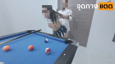 คลิปหลุดทางบ้าน วัยรุ่นทางบ้านนัดไปเที่ยวกันแล้วมาต่อกันที่ห้อง เล่นพลูใครแพ้ต้องโดนเย็ด เงี่ยนไม่ไหวขึ้นขย่มคาโต๊ะพลูเลยแล้วกัน….